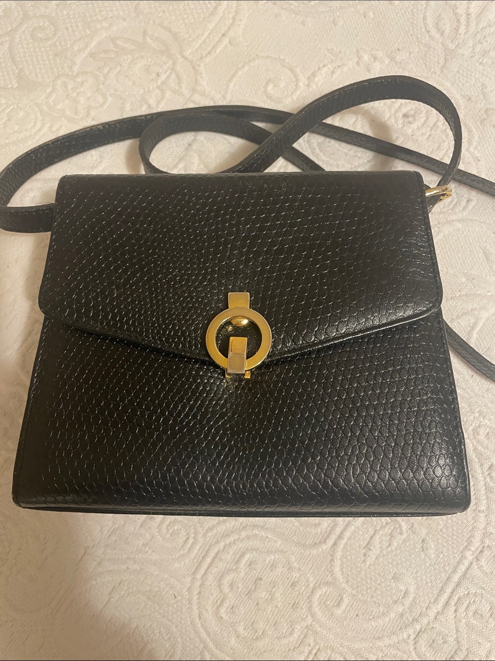 Jones New York Classic Black Leather Crossbody Bag with Gold Ring Closure